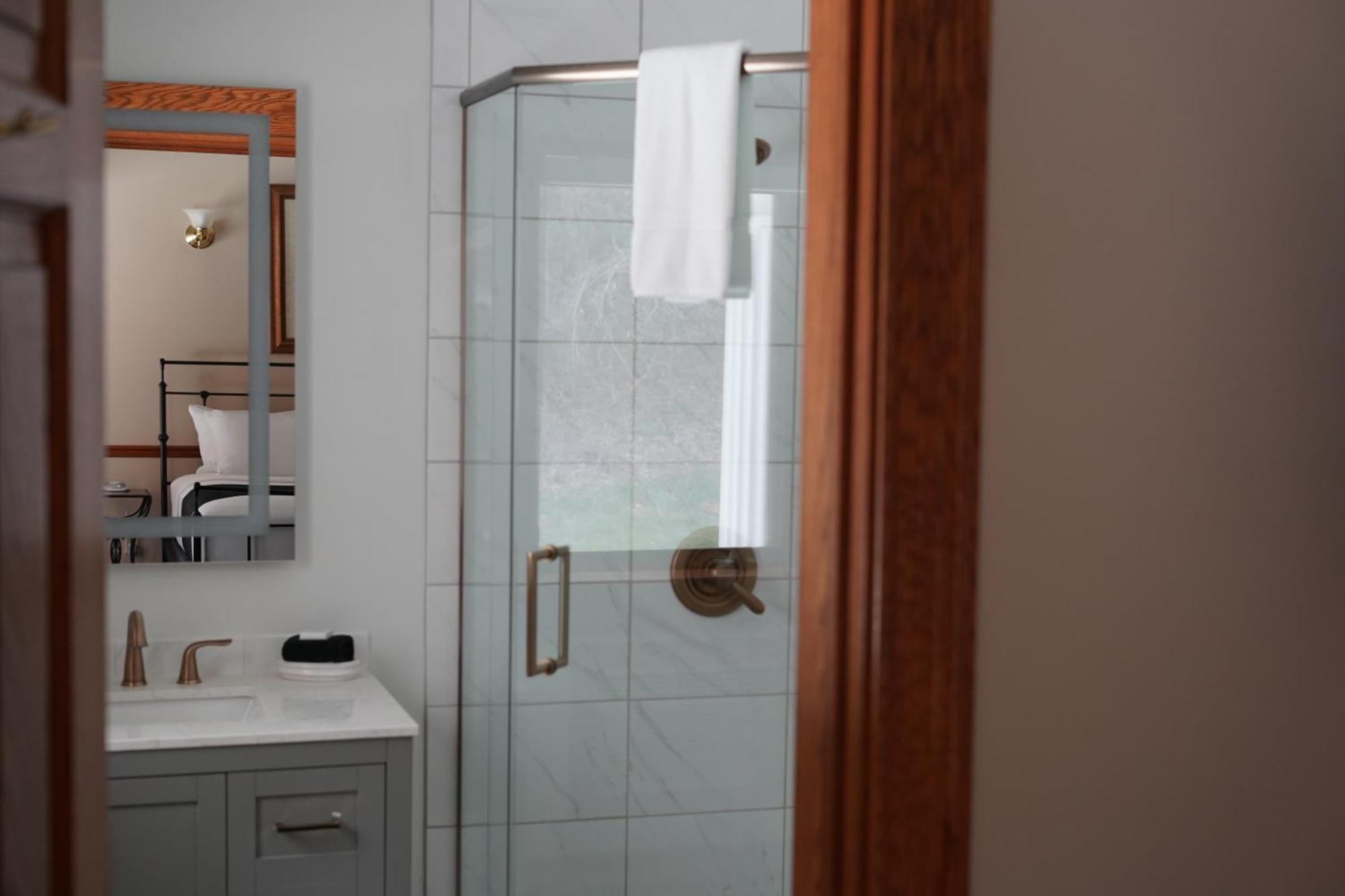 Inn At Black Star Farms Suttons Bay Phòng bức ảnh